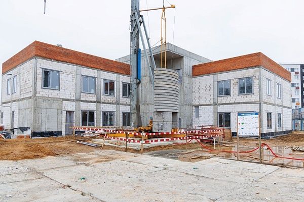 Кирпичная постройка трехэтажной поликлиники: плюсы и минусы