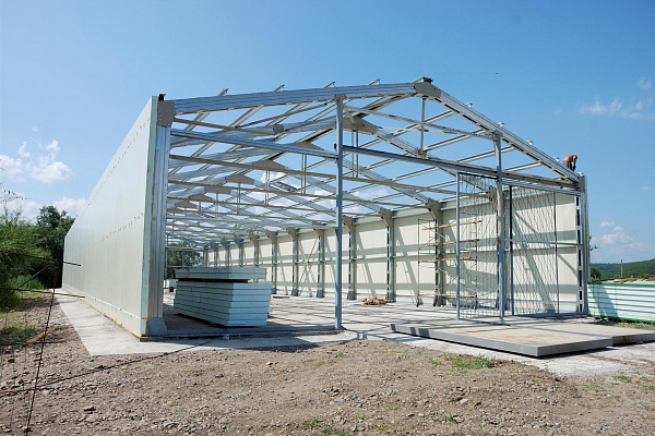 Преимущества стеновых сэндвич панелей в Москве