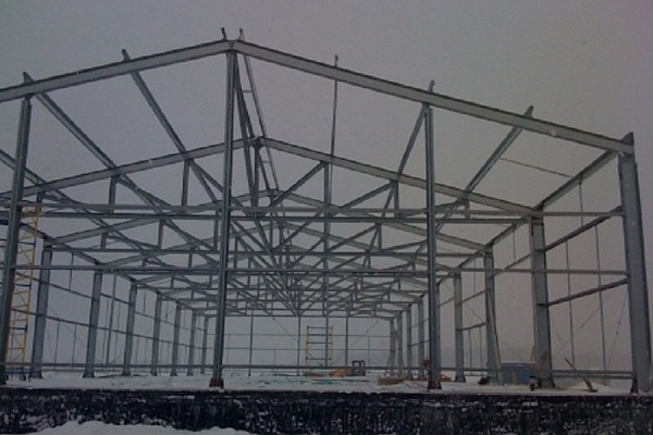 Пример строительства утепленного ангара размерами 24,0 х 48,0 х 6,0 (h) м, общей площадью 1152 кв.м. Район строительства – г. Псков, III-IV снеговой район, шаг колонн 4 м.